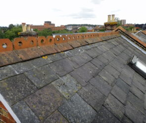 a side of a roof with shingles